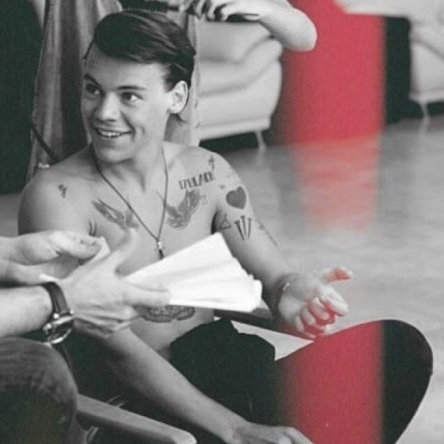 This is a free follow :) please follow @hahowaboutno and tweet me for a follow back, thankyou darling x