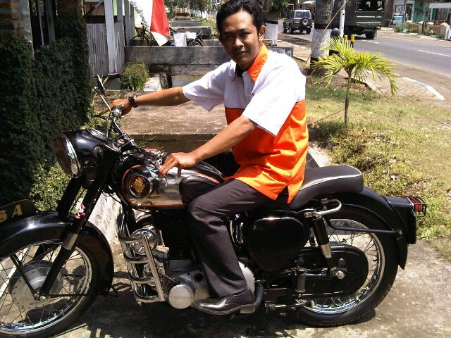 handoko_BSA's profile picture. _djangan ngakoe katja sebeloem poentja motor toea_