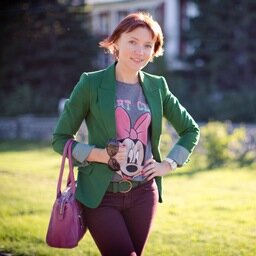 ...Голова до прелести пуста,
Оттого, что сердце - слишком полно (c)