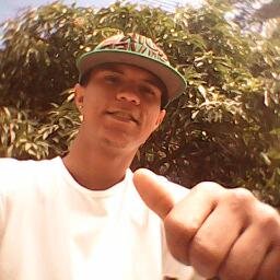 Muitos pra me #JULG4R, poucos pra realmente #C0NH3C3R. Sabem o meu #N0M3, mas não a minha #H1570R14   
parceria  @_FrasesDeFuuunk .