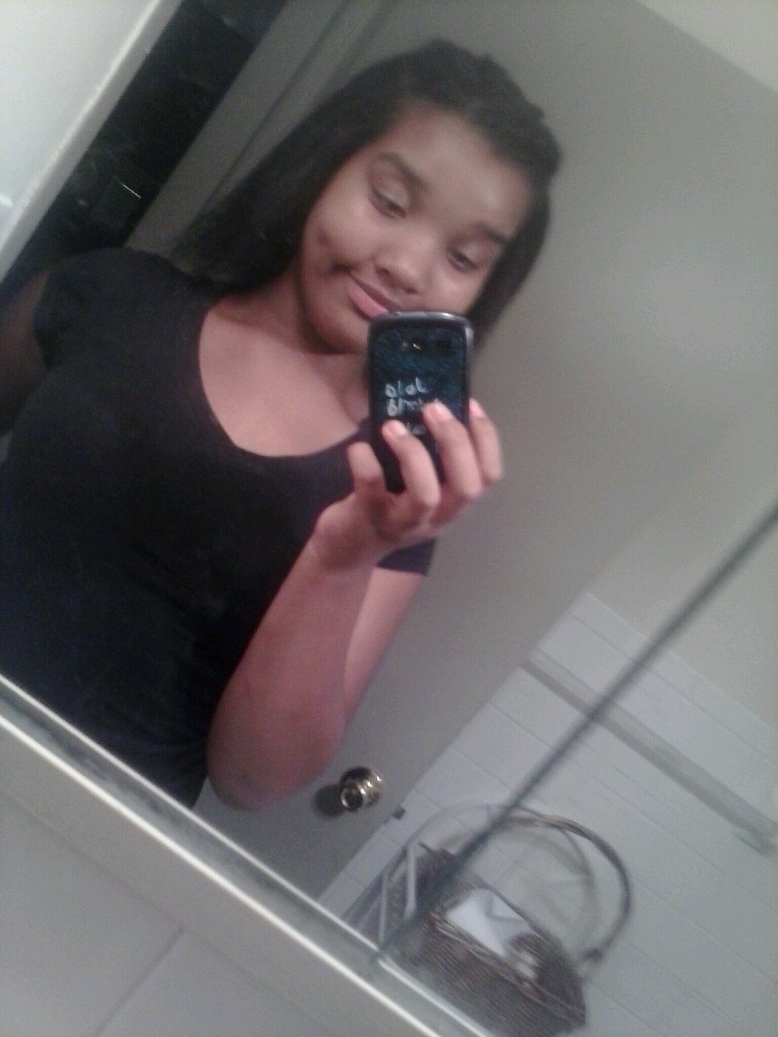 follow me on instagram :_queenyoyo_ to..... follow me ..turn the button green