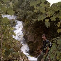 Solo soy un hombre que quiere conocerse a si mismo, vivir la vida, aveces desilusionado, aveces ilusionado, pero siempre hacia adelante.