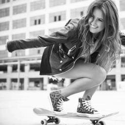 La música es mi vida, el skate, mi pasión. / Tengo como hobby estudiar y de pensamiento amar. / No compongo canciones, escribo sensaciones. / Sonríe.
