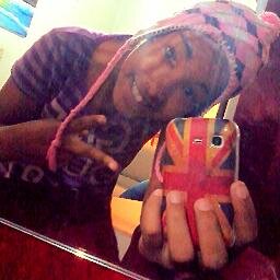 -; nao se iluda com um sorriso,a maldade ta na mente. (8