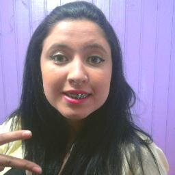 Garota indecisa que ama fazer os outros rirem de suas palhaçadas e também gosta de ser feliz apesar de tudo
