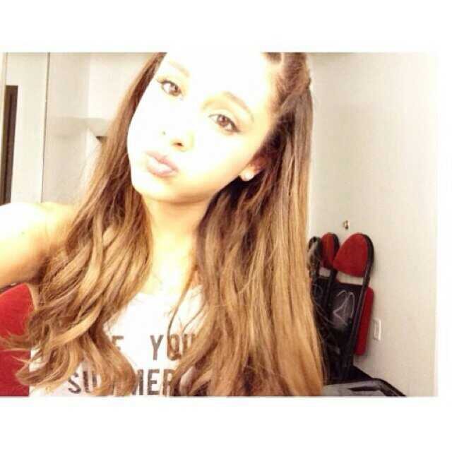 ♥Fan Girl of ariana by day. Singer by night. #ArianatorForever ♥ Saw ari live (8.10.12) Live chat of coarse! lol! [♥Ariana if u are reading this pls follow me♥]