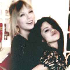 há algo na sua essência que me agrada, me acalma,me diverte.. @selenagomez @taylorswift13 ♥