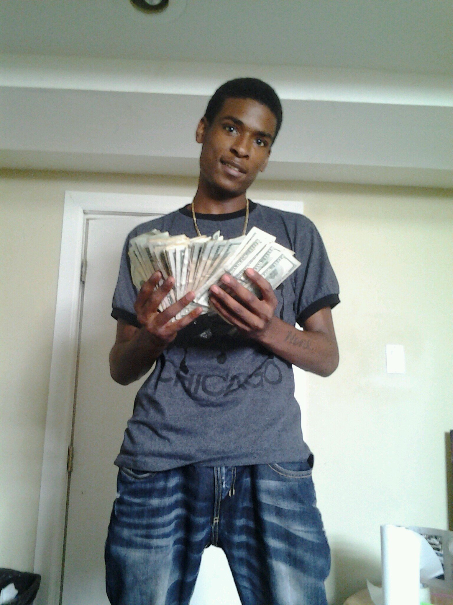 #Taliban #FreeDaMOB sitin on yo ass aint gone get chu shit #BornAVillain C.E.O. of @81Taliban Download my mixtape http://t.co/6iYdWUi1sn