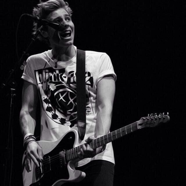 luke will follow you soon! don't give up. (: follow @inkednalum bc goal pls thxs