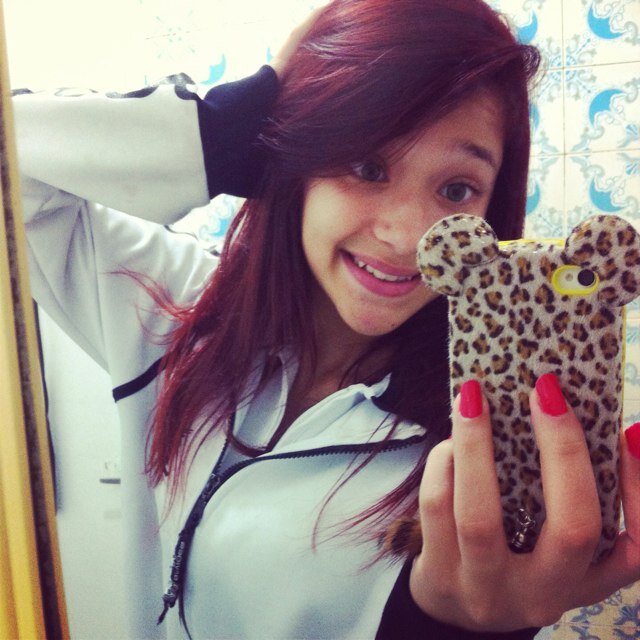 Eu amo quando acordo de manhã, com mensagens no meu celular. Eu amo pessoas que me fazem rir e filmes que me fazem chorar,  (8'