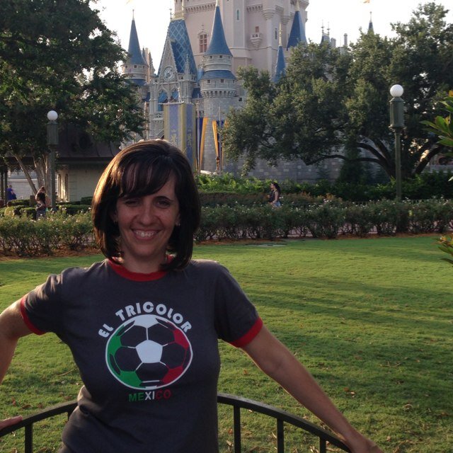 I'm a 4th grade dual language teacher at the best school in the whole wide world. Enseño 4to grado en un programa de lenguaje dual en la mejor escuela del mundo
