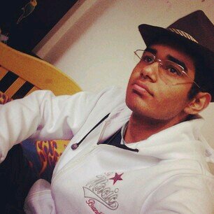 Dobra o joelho irmão! Para de pedir milagre pro seu Deus, aproveita e pede perdão ♪