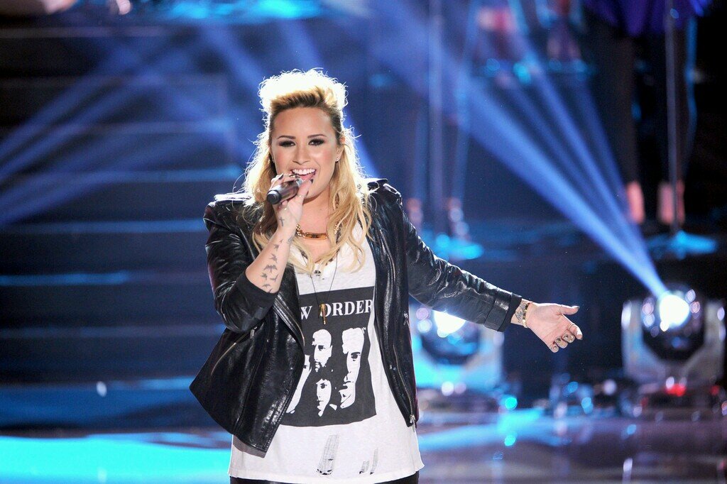 #ŁØVÄŢĮČ because I love the beautiful and perfect @ddlovato and I'm BĘŁĮĘVËŖ because I love the amazing @JustinBieber and I'm #ŞĮMPŚØŃÎŻĘŖ, #CodyPasion