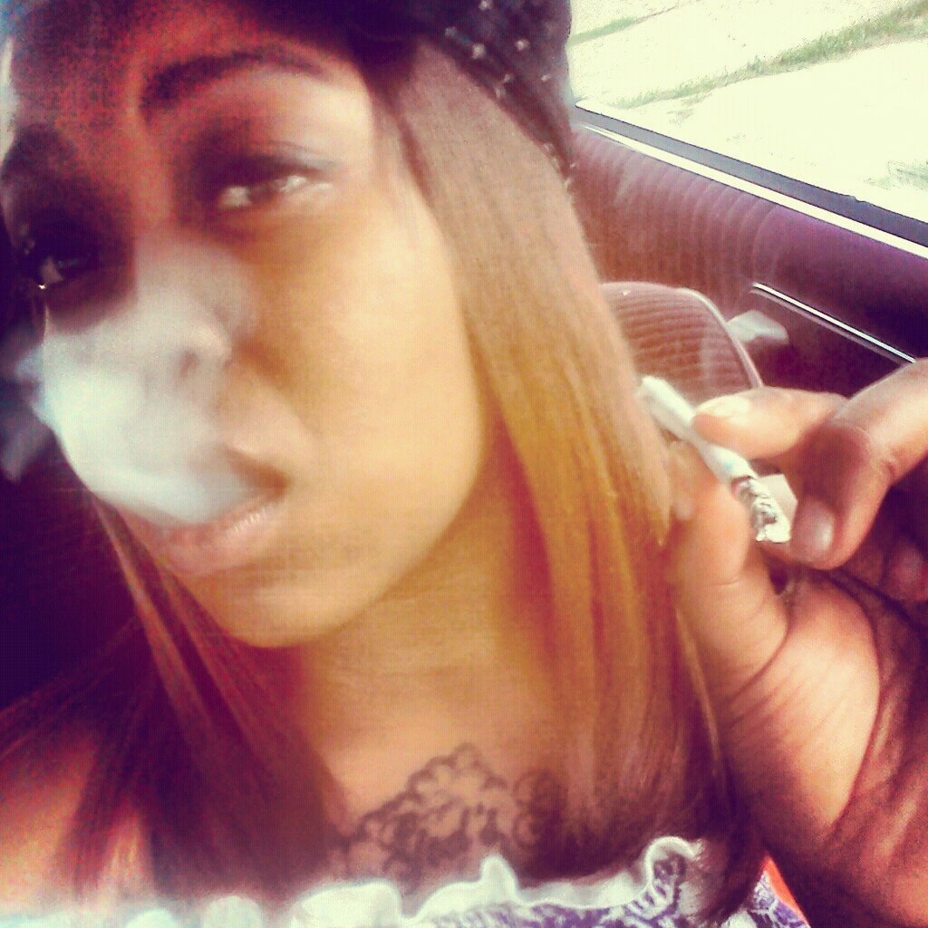 Im Laughin w/ Money lil Nigga I Rather be RICH than FAMOUS ! •FMOI @devdev____  [4_]  ^____°