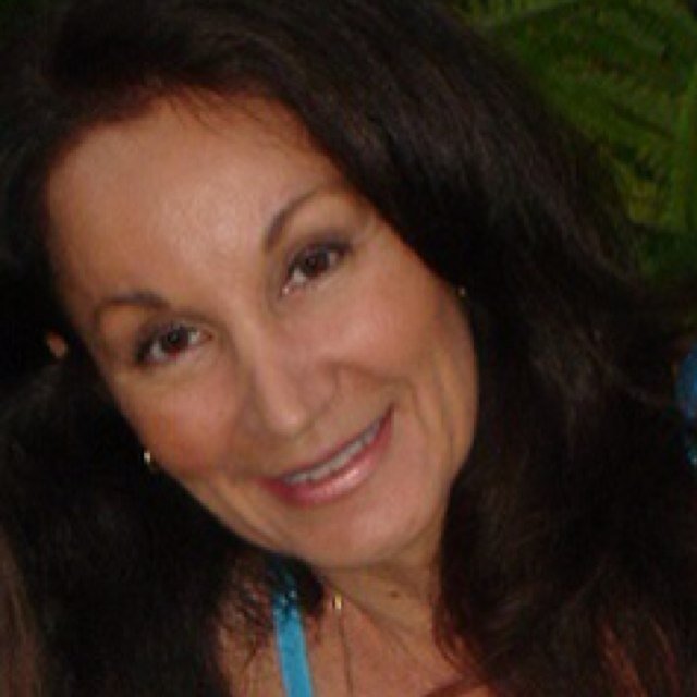 Real Estate Broker, mom, auntie, foodie, ocean lover, happy, blessed.Hope to make a difference in this world n spread a little Aloha.God Bless