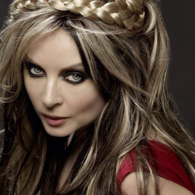Shape shifter Pyro.#MarriedTo @Johnny_Torch 18+ children @JL_EricStorm and @TonyEStark0 Daughter of Apollo. Singer. Part of my family: @OperaGhost__
