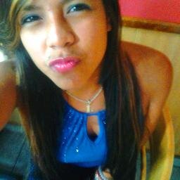Sincera, Bailarina,Bonita,Unik,REalista infinitamente 
YO  *O*!  Cosa Q' No todas Suelen ser! ;)