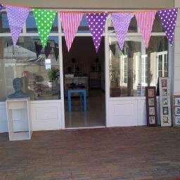Your one stop shop for sterling silver jewellery, rock minerals & fossils, table place mats, pillow cases, knives and wooden frames.