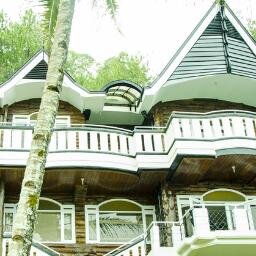 Vila Pinus di kota Batu-Jatim. Nikmati liburan nyaman bertema alam bersama keluarga. http://t.co/RSMGQ8ZOXi