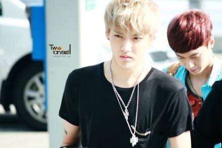 ผมคริสลีดเดอร์แห่ง EXO-M  ผมไม่หยิ่งนะครับ ฟอลมาคุยกันได้นะ *ยิ้ม*