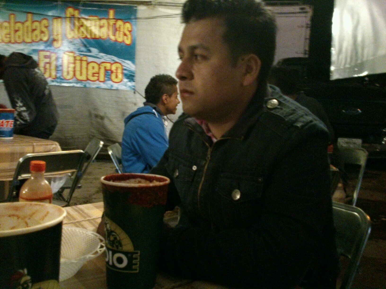 hey ya no estas aquí y todo está bien y yo sigo vivo yo sigo de pie con un nuevo look una nueva canción una melodía sedienta de alcohol