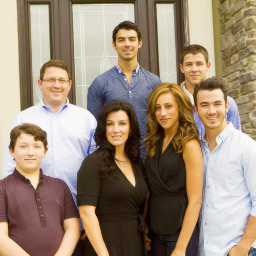 A fact about me: love unconditionally JONAS BROTHERS *--*
Page:https://t.co/pYCe8aCEZU