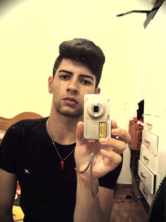 Sou o fruto proibido,o αtαlho pro pαrαiso, sou teu αnjo mαlvado teu sonho αcordαdo,sou α respostα prα tuα questαo, sou teu desejo,tua doce ilusão.