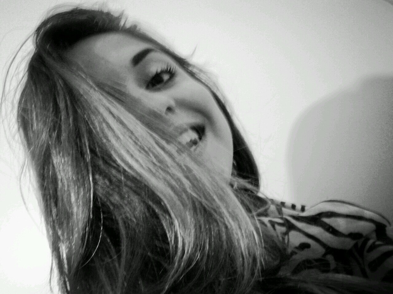 Fico bebada de sono. Sou viciada em chocolate. Choro de tanto rir. Indecisa e determinada. Sou feliz assim..