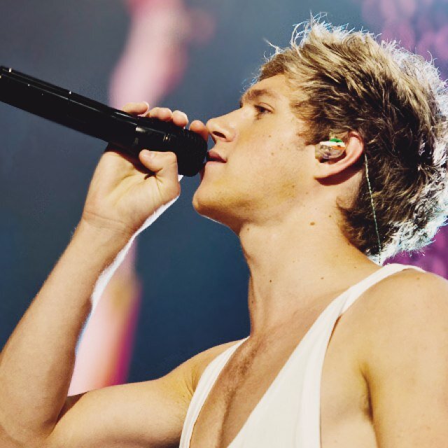 Hi! IDK what to say.. I'm a Directioner.. (Nialler's girl) I follow back 100%.. Thanks for reading my tweets! 0/5 :( I know, it's very sad Czech Republic