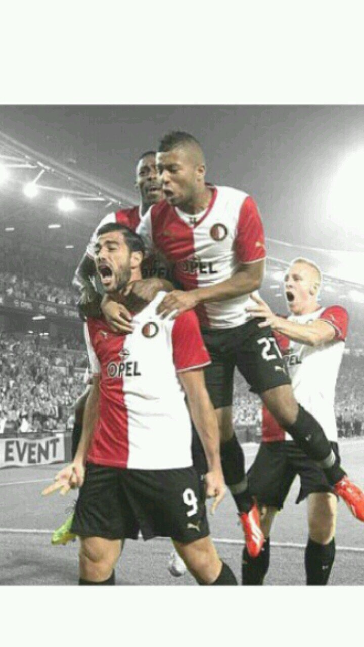 wij hebben een acount van instagram genaamd: feyenoord_fotos. het zijn egt LEUKE foto's dus VOLG!!