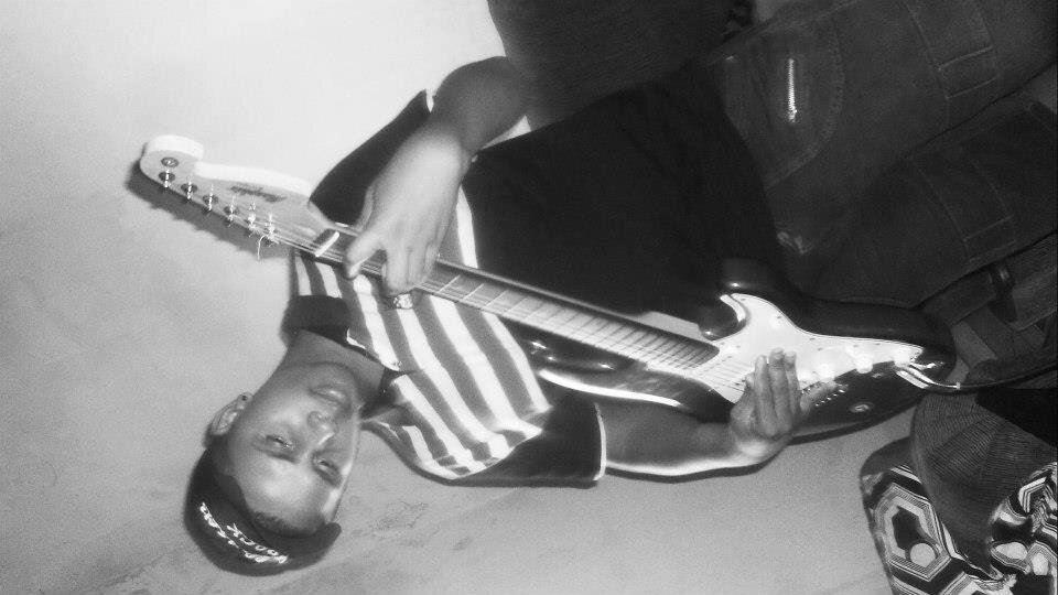 amo tocar guitarra e gosto muito de violão e toco numa banda chama voz livre é de pop rock...