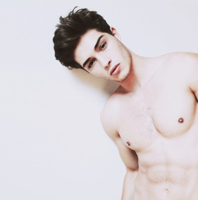 Soy el amor de tu vida pero mas guapo. 
Alex.