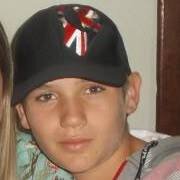 Gosto de jogar futebol, andar a cavalo,  sou loiro e tenho o olho verde e sou bruto rustico e sistematico!