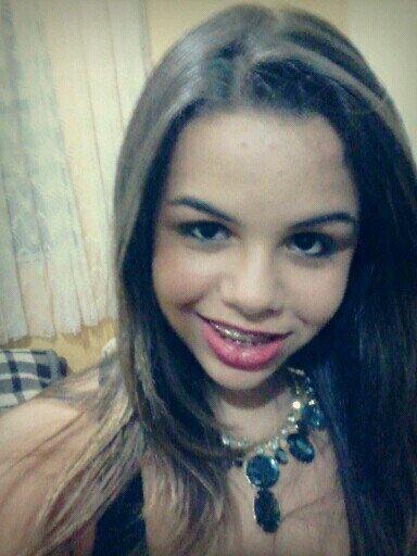 ''Não sou perfeita, tenho vários defeitos, porém são eles que me fazem ser única.''