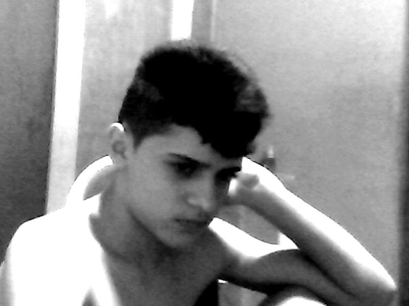 Louco para alguns, diferente para outros, somente um jovem de 14 anos vivendo numa sociedade tosca...