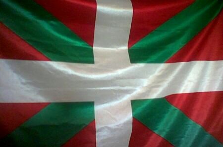 Euskara baina ezer politagorik? Ez. Gora euskal Herria, eta gora euskaldunak. Esan beharra dago, euskalduna naiz eta harro nago. Jarraitu mesedez! :)