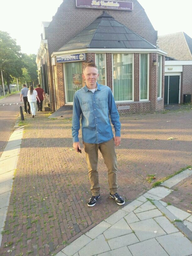 17 jaar. hou van me meisje @Dwergjex030 ♥