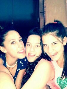 alegre y cariñosa..no m dejo yevar x nada ni x nadie me fasinan los animales y los peluxes grandes y sobre todo pasar tiempo kon mi albondiga..LAQUIERO# ツ