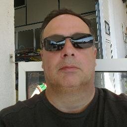 Teólogo. No passivo, fui engenheiro civil de profissão.