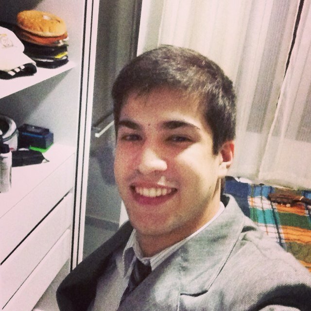 Técnico Bancário da Caixa Econômica e Acadêmico de Direito que busca,com fé e força, viver e ser feliz.