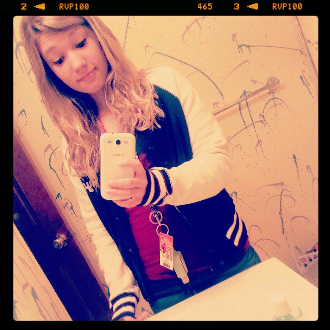 Hi I am Olivia Mayden I am new to twitter lol FOLLOW ME