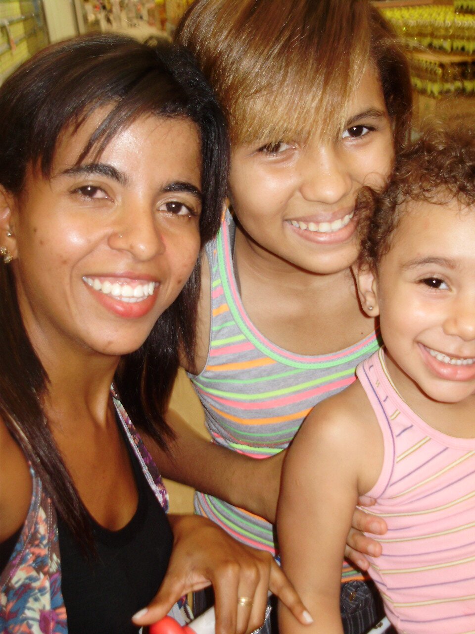 Sem amor a vida perde o sentido.

Viver sem amar não é realmente viver.

O oposto do amor não é o ódio, mas a indiferença.