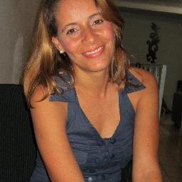 Bem sou uma pessoa que gosto de fazer várias amizades,sou extrovertida,separada e tenho uma filha que amo muito....