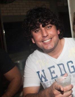 Amo futebol, sair com a rapaziada e cervejada kkkkk