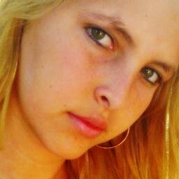 sou loira olhos verdes gosto muito de conversar gosto de musicas e de amizade verdadeira beijos e amo a banda one Direction