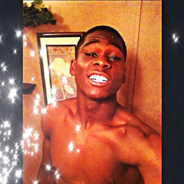follow me cause im team follow back &'oh yeah follow my cousin @EffWithMe .. iiLove her :)