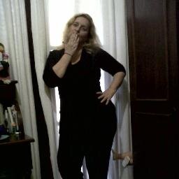 SOU UMA MULHER NORMAL,COM DEFEITOS,QUALIDADES,ESCREVO CORRENDO(HABITO DE PROFISSAO)SOU SEPARADA,TENHO 2 FILHOS  LINDOS ,INTELIGENTES,APAIXONANTE E ODEIO MENTIRA