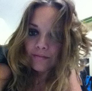 Entrepeneur, oradora, filántropa, esposa, hermana consentidora, fan de la cocina, obsesionada por el cine, ciudadana del mundo. I love my life!