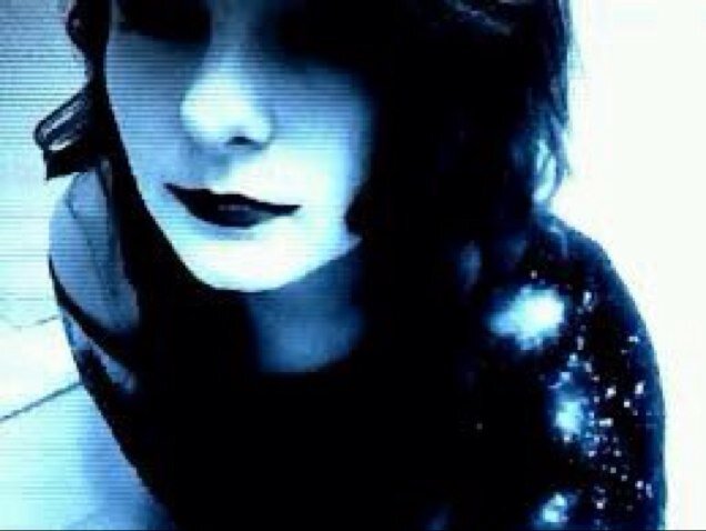Hey, im faith, 14, demon, shapesifter, daugter of @LolaBirdKid and @Dark_Fang_ . They thought my brother died but hes inside me.  (Multi RP/bi)