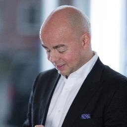 Markedsanalytiker, gründer, statsviter, privatpraktiserende sommelier, liker Rammstein og Kari Bremnes. Tvitrer når du minst venter det.
